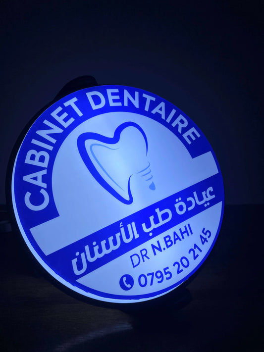 لوحة إعلانية مضيئة من الجهتين
